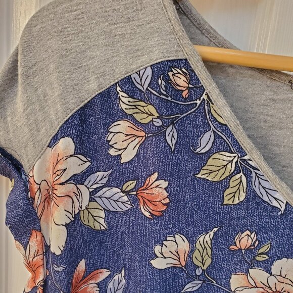 Fortune + Ivy Floral Mixed Material Top Blue with flowers and grey back Size Med - Picture 4 of 6
